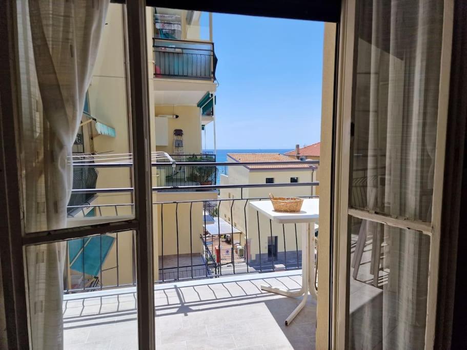 [50 metri dal mare] - Free parking e A/C Apartment Pietra Ligure Bagian luar foto