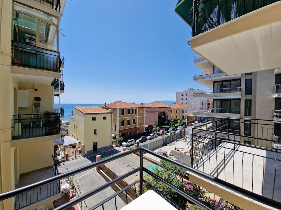 [50 metri dal mare] - Free parking e A/C Apartment Pietra Ligure Bagian luar foto
