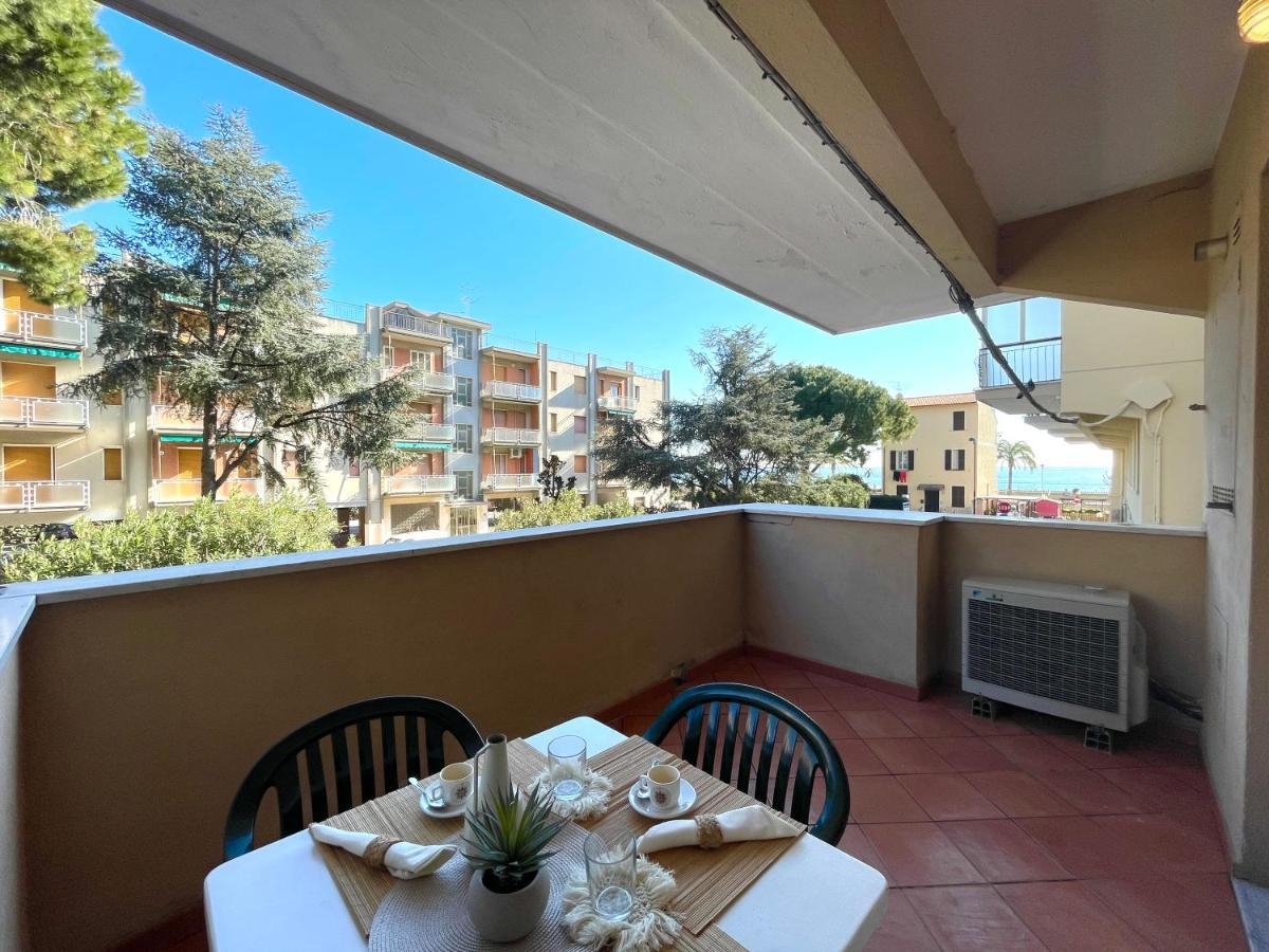 [50 metri dal mare] - Free parking e A/C Apartment Pietra Ligure Bagian luar foto